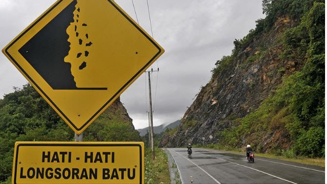 Ilustrasi - Rambu-rambu lalulintas jalan rawan longsor. Foto: Net.