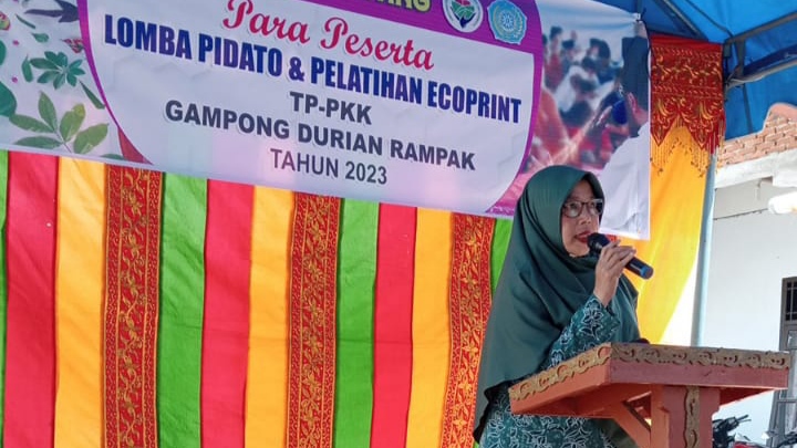 Ketua TP PKK Gampong Durian Rampak, Rita Ennijar SPd memberikan sambutan pada acara pelatihan ecoprint dan lomba pidato untuk anak-anak tingkat SMA sederajat, Kamis (28/9/2023). Foto: Acehglobal/Salman.