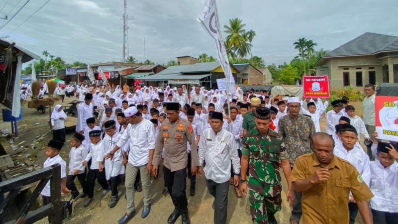 Kopi Hitam Aceh bekerjasama dengan Muspika Paya Bakong menggelar kegiatan shalawat keliling dalam momentum menyambut 12 Rabiul Awal 1445 H, hari kelahiran Nabi Muhammad SAW. Foto: Acehglobal/Ist.