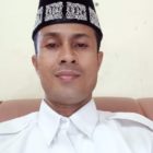 Hamdani, S.Pd adalah Guru SMAN 1 Lhokseumawe, Pemerhati bahasa dan sastra Aceh, dan Penulis Buku Bahasa Indatu Ureueng Aceh.