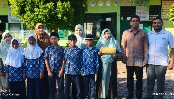 Murid dan Guru MIN 8 Aceh Selatan Salurkan Donasi Untuk Palestina