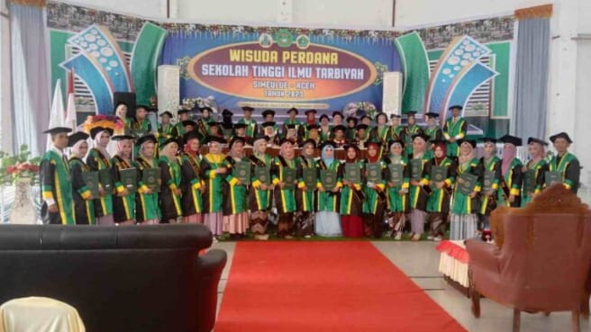 Sekolah Tinggi Ilmu Tarbiyah (STIT) Simeulue Aceh wisuda perdana bagi 58 mahasiswa di Gedung Serbaguna Kabupaten Simeulue pada Sabtu (30/9/2023). Foto: Acehglobal/Ist.