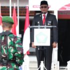 Pj Bupati Aceh Selatan, Cut Syazalisma S.STP bertindak sebagai inspektur upacara pada peringatan hari Kesaktian Pancasila yang digelar di halaman kantor bupati lama, Minggu (1/10/2023). Foto: Acehglobal/Ist.