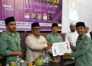 Pj Bupati Aceh Utara Serahkan Penghargaan Kepada Tgk Akbar Miswari