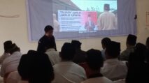 KIP Abdya Edukasi Puluhan Santri Lewat Nobar Film Kejarlah Janji