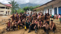 Pramuka Kluet Raya dan Bakongan Raya Bantu Warga Terdampak Banjir di Trumon