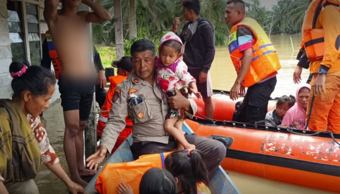 Polsek Trumon Evakuasi 47 Pekerja PT. ASN Terdampak Banjir