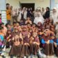 Foto bersama Kepsek, Dewan Guru dan Komite Wali serta puluhan murid usai acara lepas sambut Kepala Sekolah SDN 4 Susoh, Abdya, Sabtu (2/12/2023). Foto : Acehglobal/Ist.