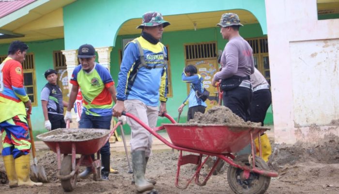 Komunitas Trail Aceh Selatan Bakti Sosial Bantu Korban Banjir Trumon Tengah