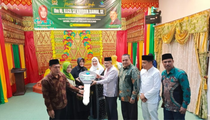 Kunker Ke Aceh Selatan, Illiza Sa’aduddin Djamal Serahkan Mobil Pustaka Keliling