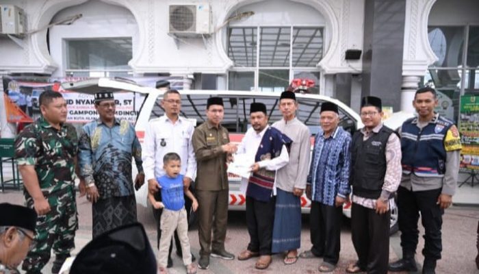 Ketua DPRK Banda Aceh Serahkan Ambulans untuk Gampong Lamdingin