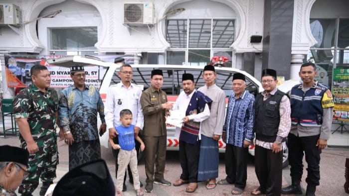 ketua-dprk-banda-aceh-serahkan-ambulans-untuk-gampong-lamdingin