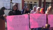 Puluhan Emak-Emak Geruduk Kantor Keuchik Paya Udeung Nagan Raya