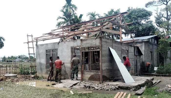 Renovasi Rumah Program TMMD 119 Kodim Abdya Masuki Tahap Pemasangan Atap