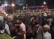 Demo Tolak Hasil Pemilu 2024 Ricuh, Massa Bentrok dengan Polisi