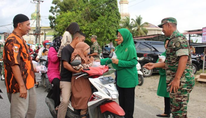 TNI-Persit dan Sapma PP Abdya Bagikan 500 Takjil Gratis untuk Warga