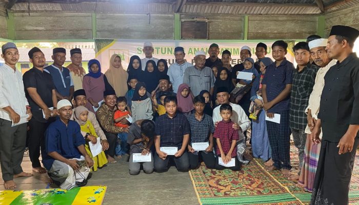 Pemuda dan Masyarakat Gampong Alue Pisang Santuni Puluhan Anak Yatim Piatu dan Fakir