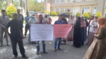 Keuchik Diberhentikan, Warga Nagan Raya Demo Kantor Bupati