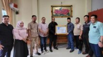 YARA Berikan Penghargaan kepada Mantan Bupati Pidie
