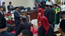 Istri Gubernur Aceh Resmi Dilantik Jadi Anggota DPRA Gantikan Ayah Wa