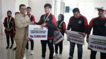 Bupati Abdya Serahkan Bonus untuk Atlet Peraih Medali di Popda XVII Aceh Timur