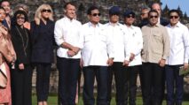 Dampingi Prabowo, Menekraf T Riefky Harsya Sambut Presiden Macron di Candi Borobudur