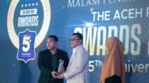 Bupati Abdya Safaruddin Raih Penghargaan Tokoh Muda Inspiratif The Aceh Post Awards 2025