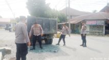 Cegah Kecelakaan, Kapolsek Blangpidie dan Personel Tambal Jalan Berlubang