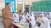 Plt Sekda Amrizal Tinjau Program Makanan Bergizi Gratis di SDN Tunas Abdya