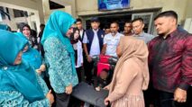 Istri Mualem, Kak Ana Serahkan Kursi Roda untuk Anak Disabilitas Aceh