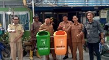 DLH Abdya Bagikan Puluhan Tong Sampah ke Sejumlah Perkantoran