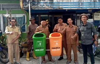 DLH Abdya Bagikan Puluhan Tong Sampah ke Sejumlah Perkantoran