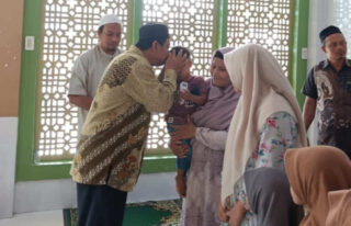 Ketua BKM Masjid Agung Baitul Ghafur Abdya Husaini Haji, menyerahkan santunan kepada anak yatim di Masjid At Taqwa Alue Padee, Kecamatan Kuala Batee, Kamis (12/2/2026), menjelang Ramadhan 1447 H. Foto: Acehglobal/Ist