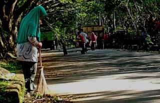 Meski Libur, Petugas DLH Abdya Tetap Siaga Bersihkan Sampah