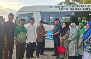 Reses di Abdya, Irmawan Bantu Bus Antar-Jemput Siswa MI Muhammadiyah