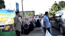 SMAN 6 Abdya Salurkan Paket Sembako untuk Siswa Yatim dan 700 Takjil ke Warga