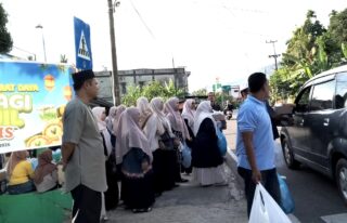 SMAN 6 Abdya Salurkan Paket Sembako untuk Siswa Yatim dan 700 Takjil ke Warga