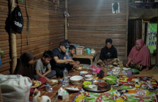 Bupati Abdya Safaruddin Sahur Bersama Keluarga Dhuafa di Rumah Berdinding Rumbia