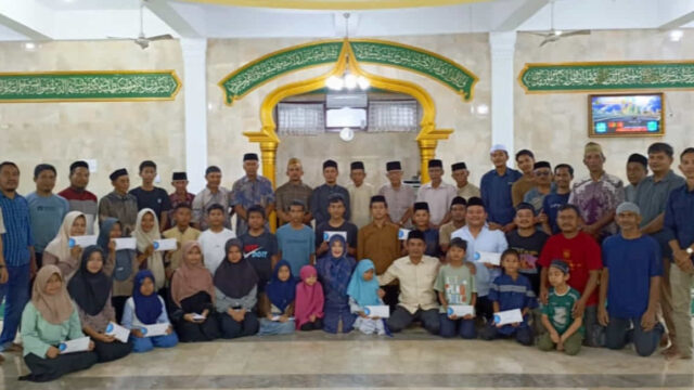 Warga Gampong Meudang Ara Abdya Santuni Puluhan Anak Yatim