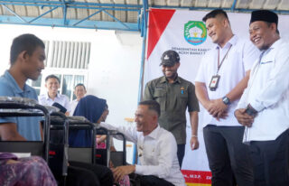 Wabup Zaman Akli Serahkan Bantuan Kursi Roda dari Kemensos untuk Disabilitas di Abdya