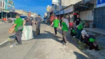 Peringati HUT ke-24, Pegawai Baitul Mal Abdya Gotong Royong di Pasar Blangpidie