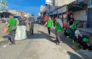 Peringati HUT ke-24, Pegawai Baitul Mal Abdya Gotong Royong di Pasar Blangpidie