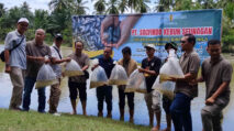 PT Socfindo Kebun Seunagan Kembali Tabur 10.000 Bibit Ikan Nila di Kolam Bebek Kuala Trang