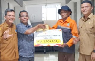 Nasruddin Amin Terima Penghargaan Pramu Kebersihan Terbaik dari Pemkab Abdya