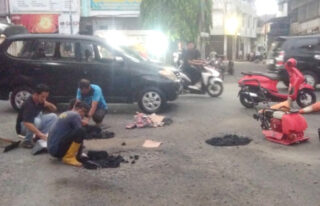 PUPR Abdya Tambal Sulam Jalan Rusak di Kota Blangpidie