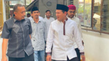 Dek Fadh dan Istri Bertakziah ke Rumah Ibunda Pemred Serambi Indonesia Zainal Arifin di Pidie