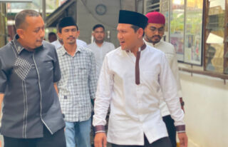 Dek Fadh dan Istri Bertakziah ke Rumah Ibunda Pemred Serambi Indonesia Zainal Arifin di Pidie