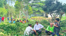 Warga Seunelop Gotong Royong Bersihkan Gedung Kesenian Manggeng
