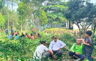 Warga Seunelop Gotong Royong Bersihkan Gedung Kesenian Manggeng