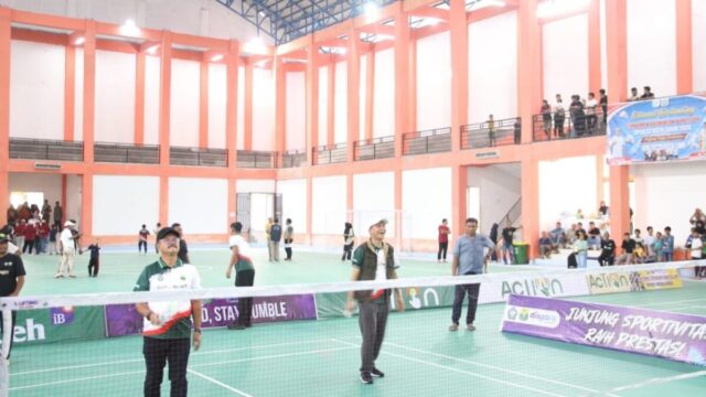 Resmikan GOR TSC Tapaktuan, Bupati Mirwan Langsung Gebrak Turnamen Bulu Tangkis Se-Aceh